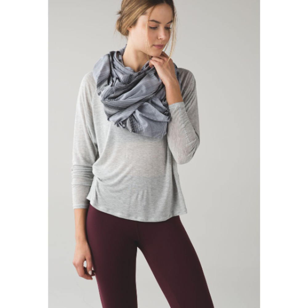 Lululemon Women's Sage Scarf Wrap One Size Striped Heathered Grey White Blue - Picture 3 of 10